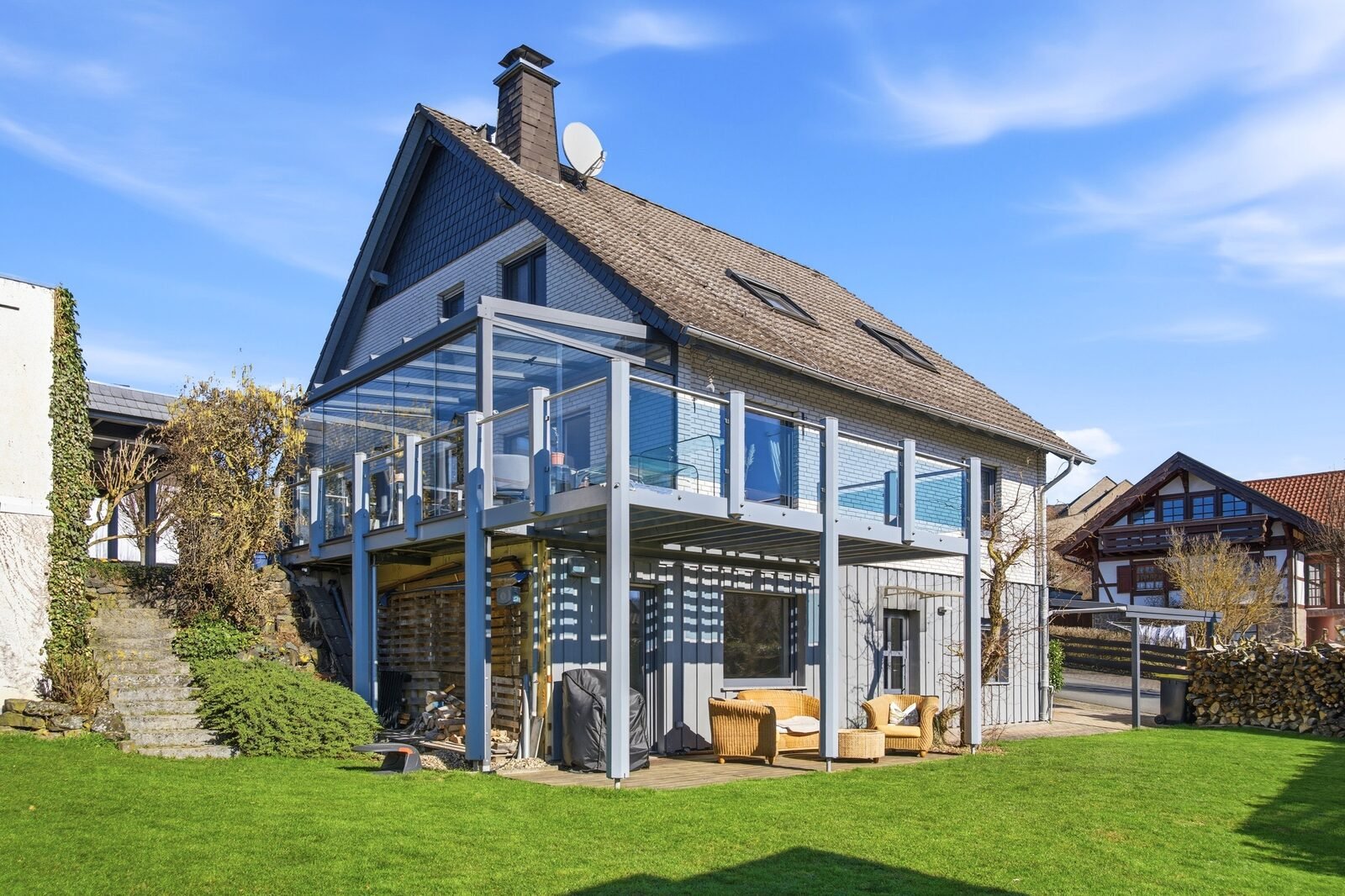 Einfamilienhaus mit Glasbalkon bei Tag, zweites Referenzobjekt