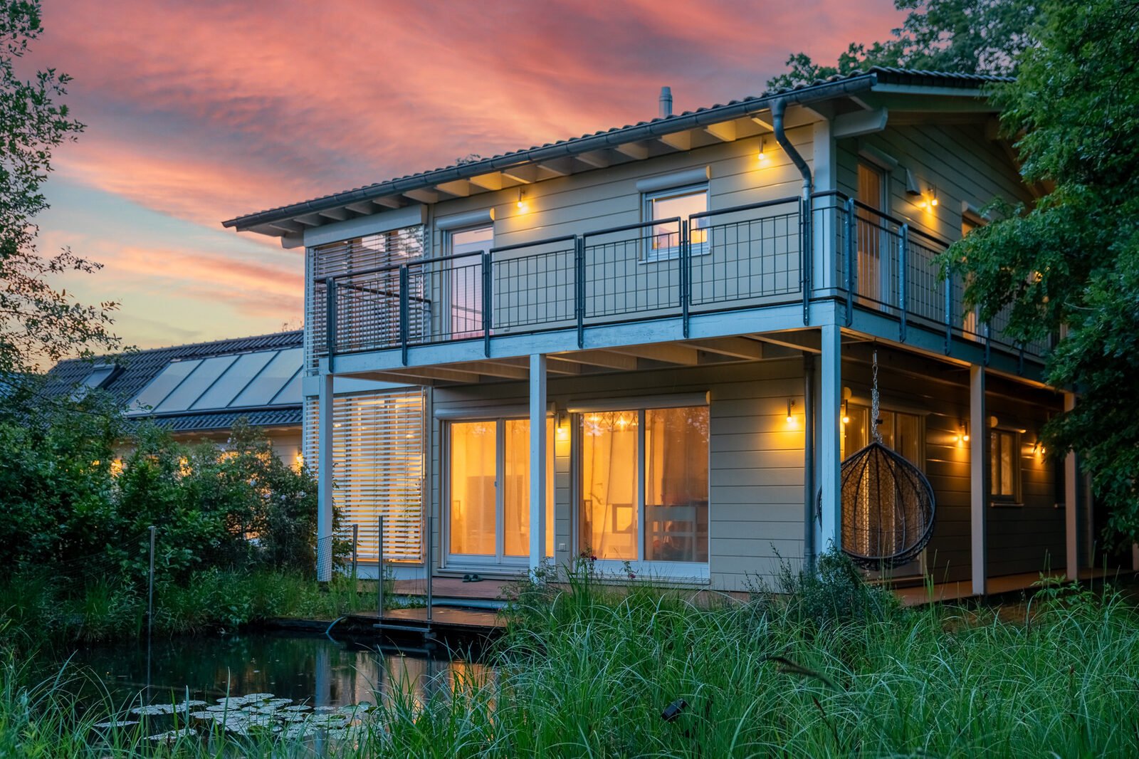 Haus mit Teich zur goldenen Stunde, Außenaufnahme