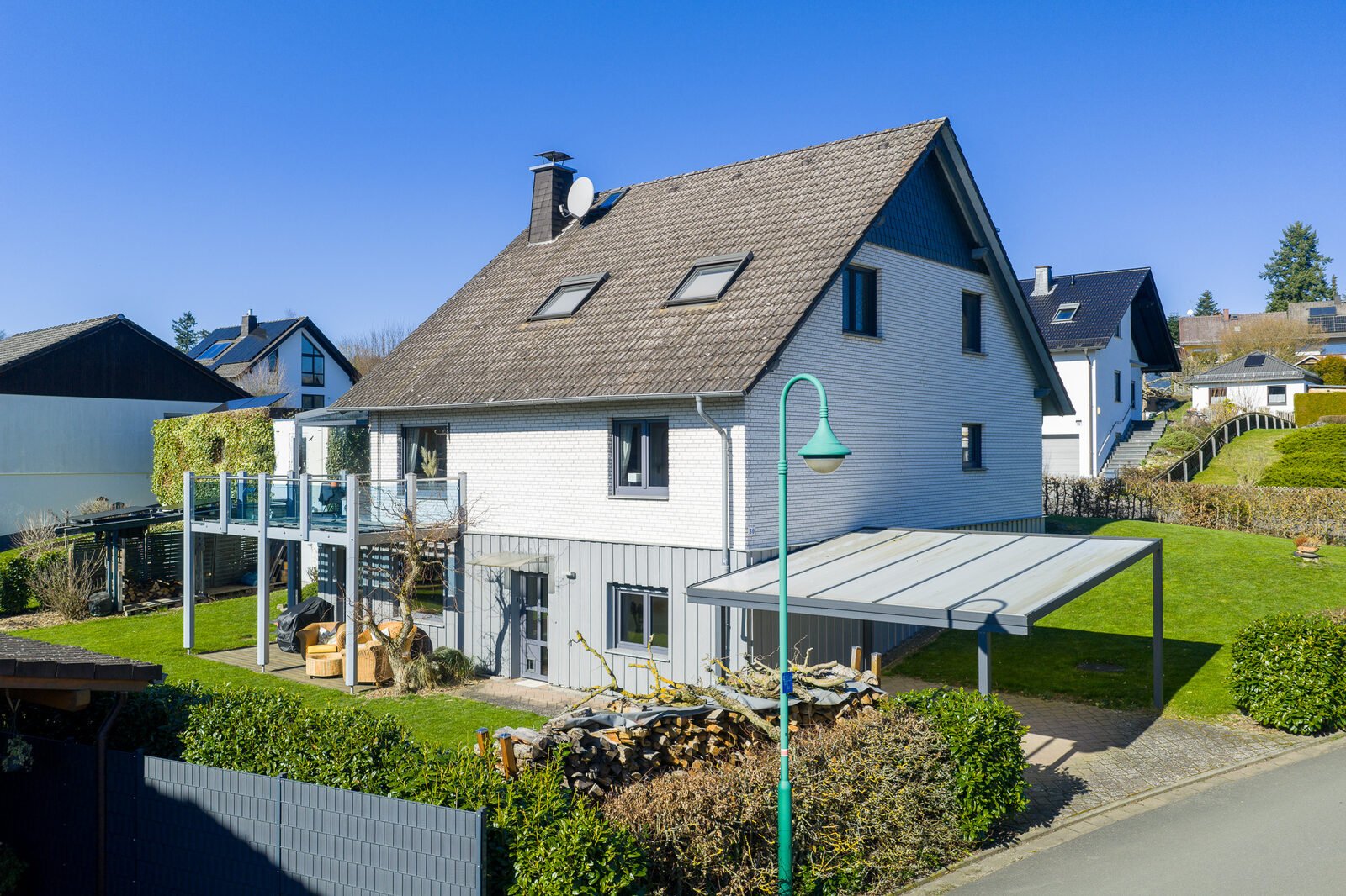 Luftaufnahme eines Einfamilienhauses bei Tageslicht