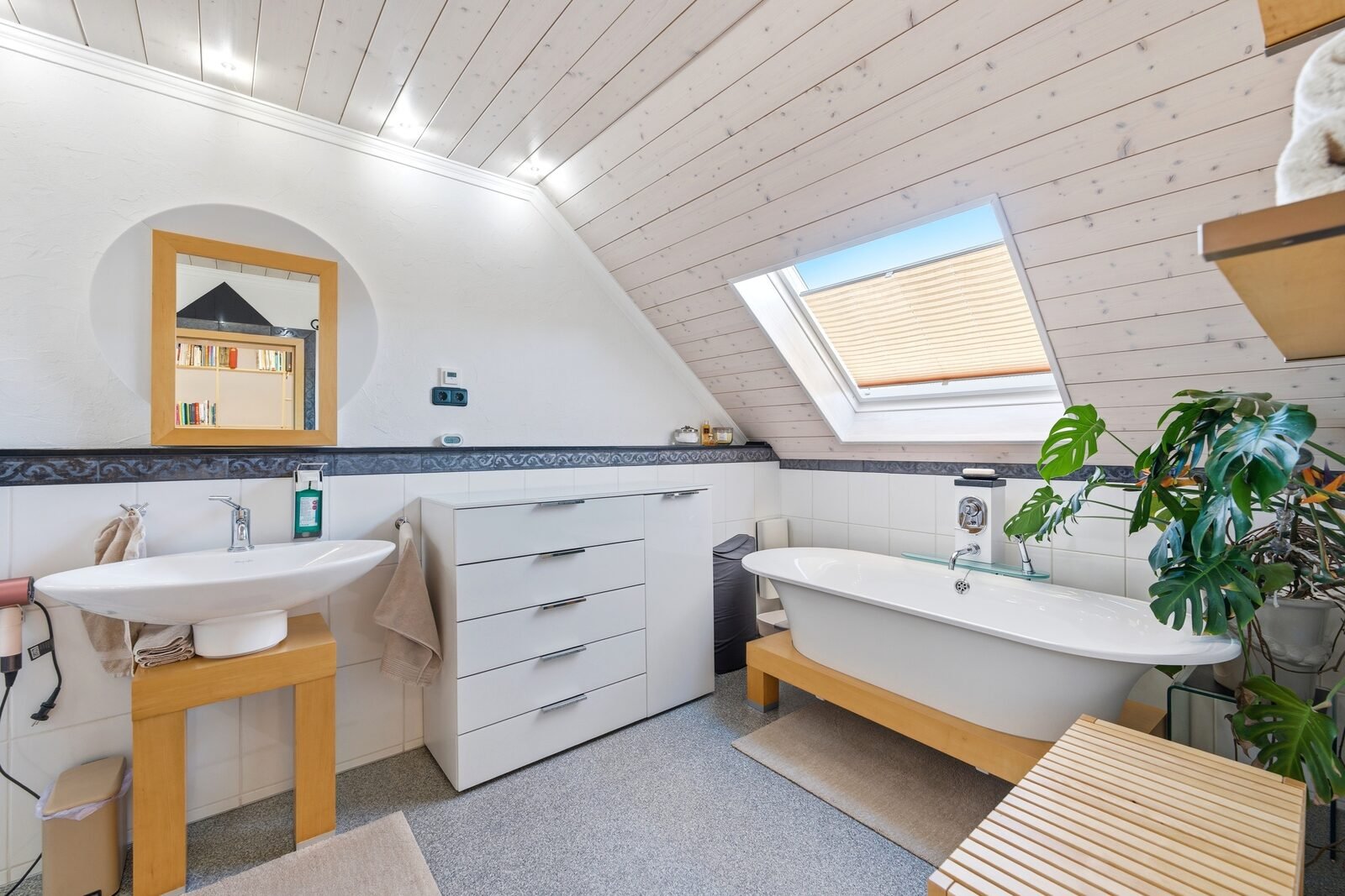 Badezimmer mit freistehender Wanne unter Dachschräge