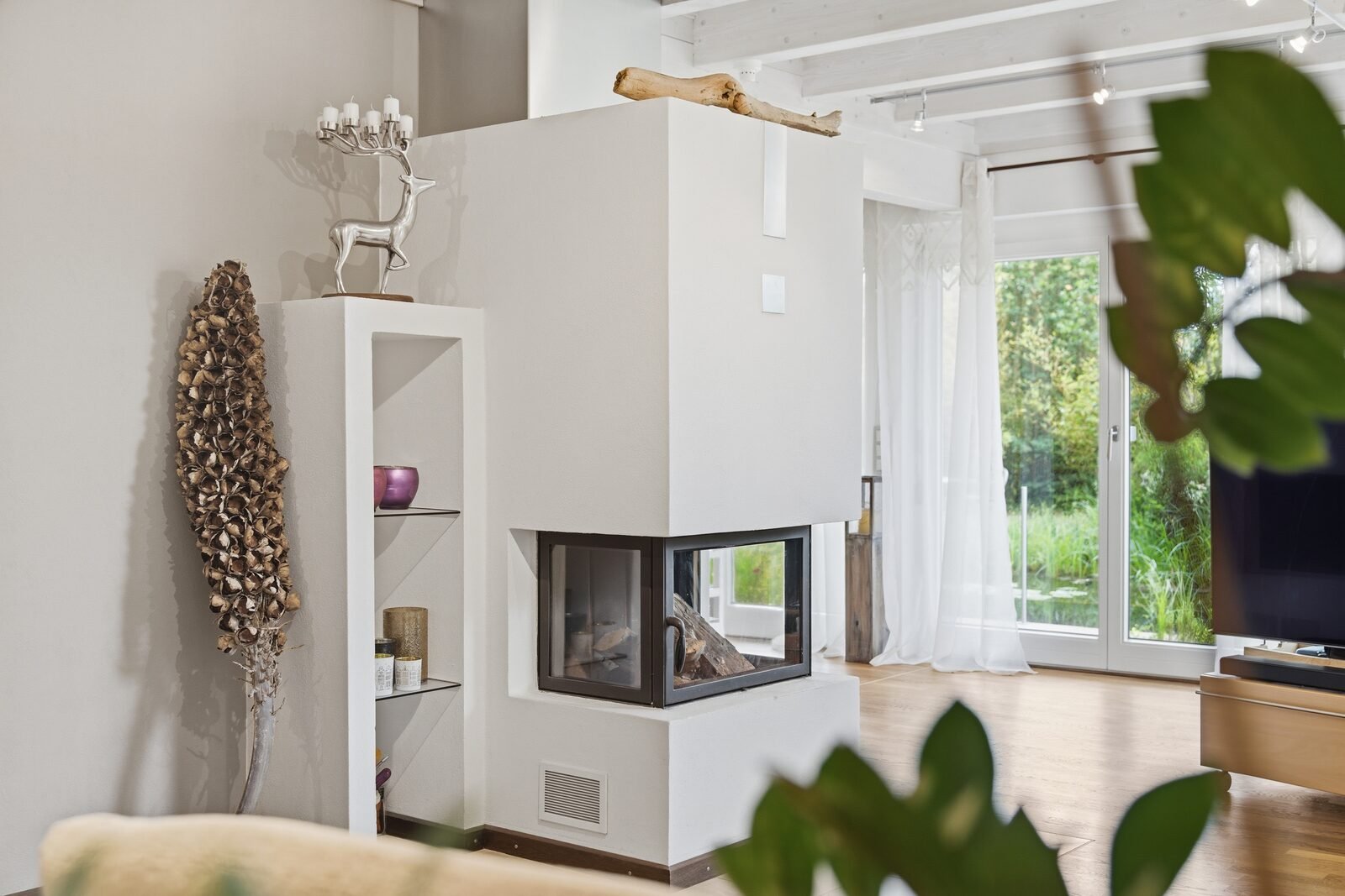 Wohnzimmer mit Kamin und Blick in den Garten