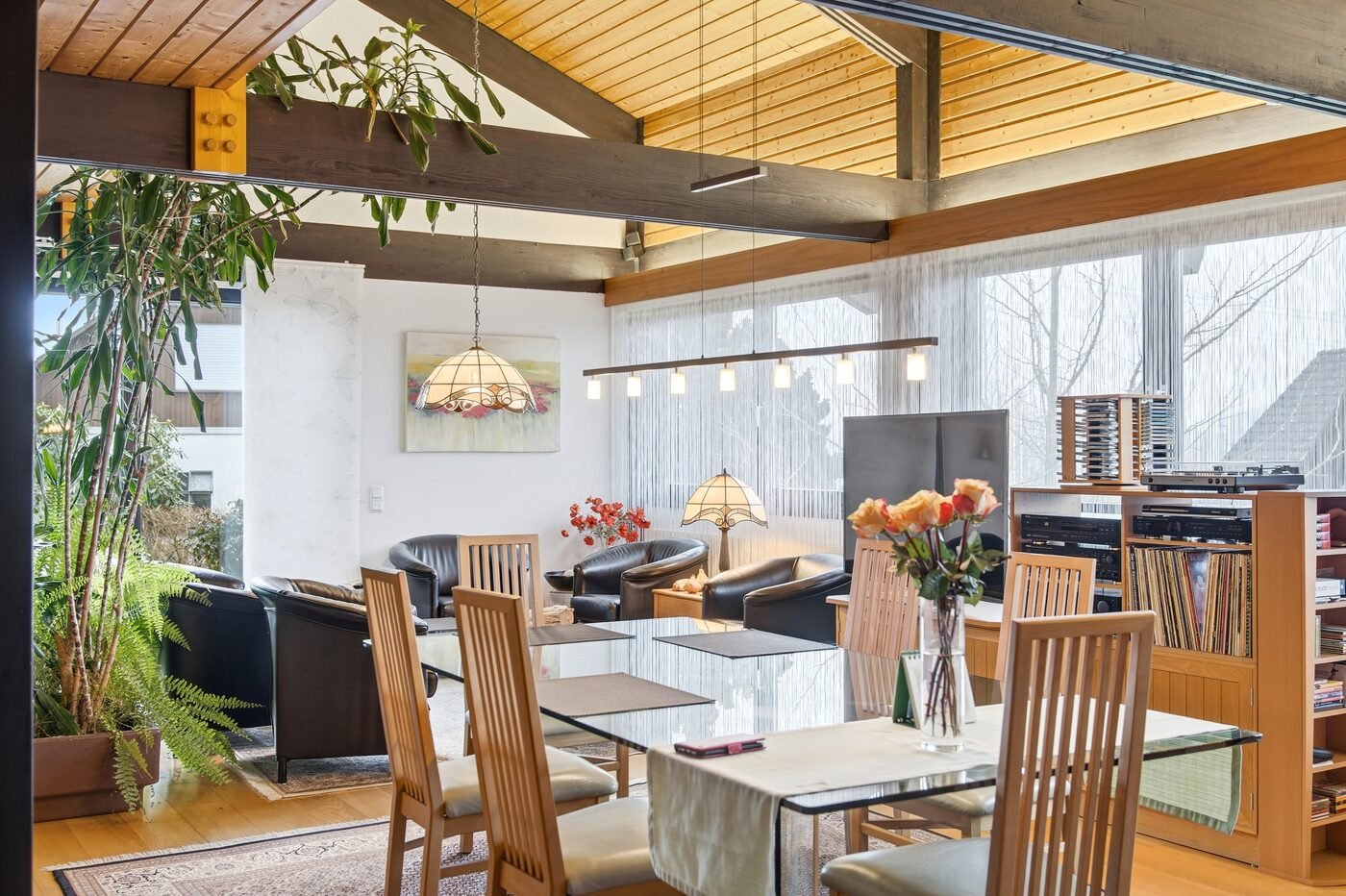 Offenes Wohn-Esszimmer Holzbalken