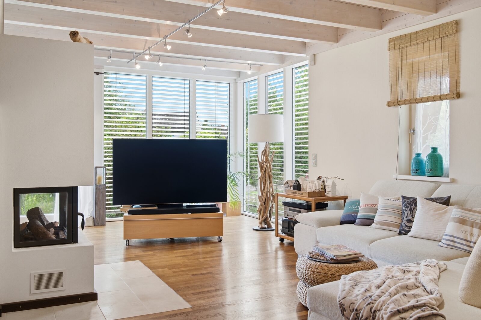 Wohnzimmer mit Kamin und Sitzbereich